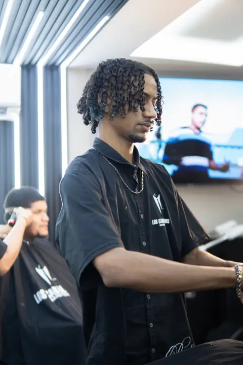 Barbero concentrado en un corte